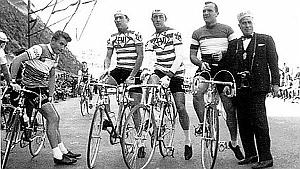 CYCLISME CRITERIUM D ORAN AVEC JACQUES ANQUETIL ET BEBERT SEBAN PHOTOGRAPHE